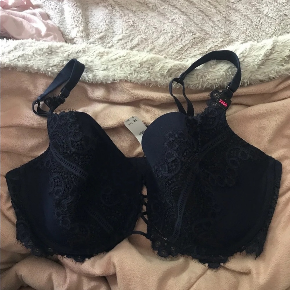 Bras - Picture 4 of 5